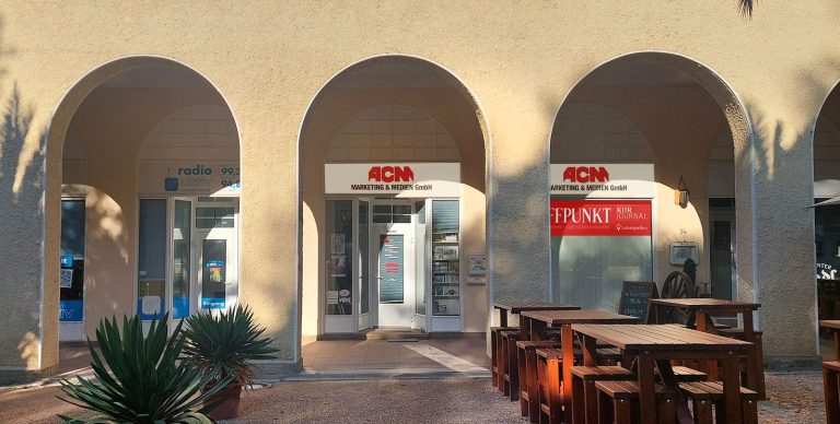 Auf dem Bild sieht man vier Personen - drei Frauen und einen Mann. 
Diese vier Personen sind das Team hinter dem Treffpunkt-Magazin. 